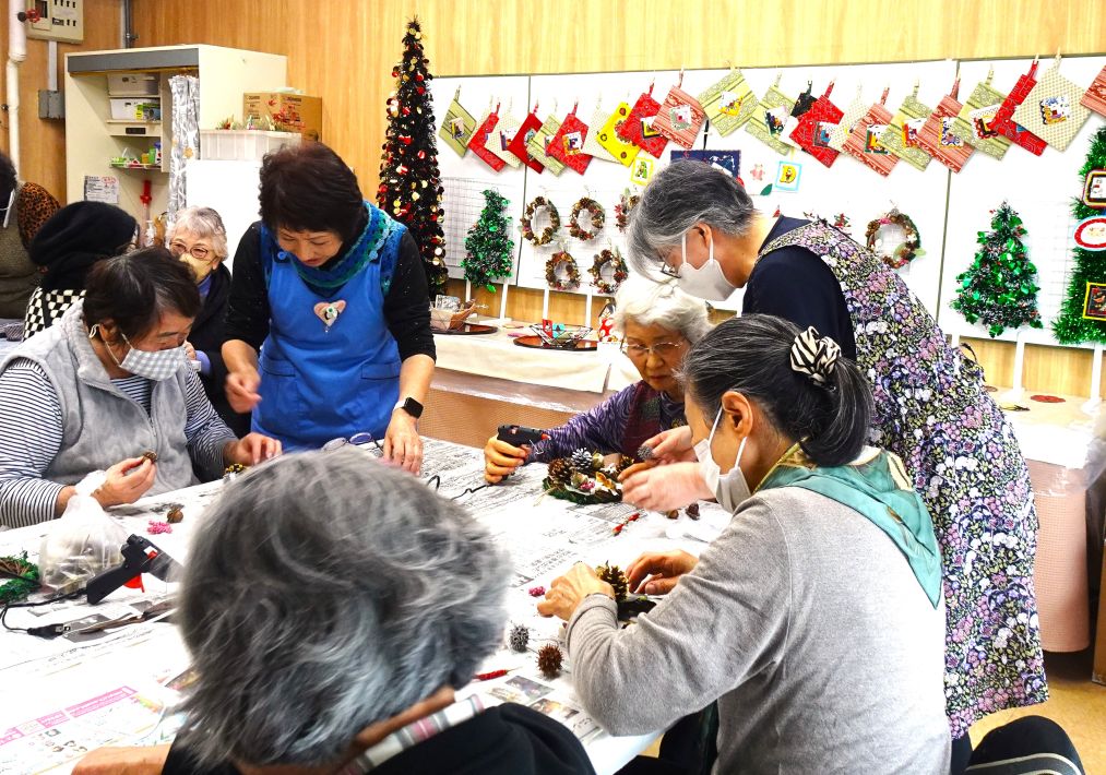 稲毛ファミールハイツ にぎやかにリース作りを行いました