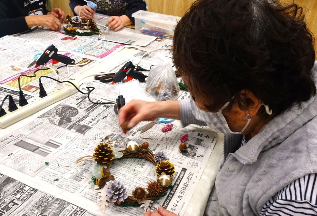 稲毛ファミールハイツ 楽しく集中したリース作り