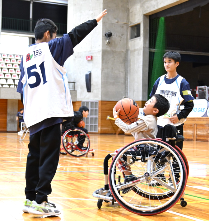 声をかけながら参加者を支える、中学生ボランティア