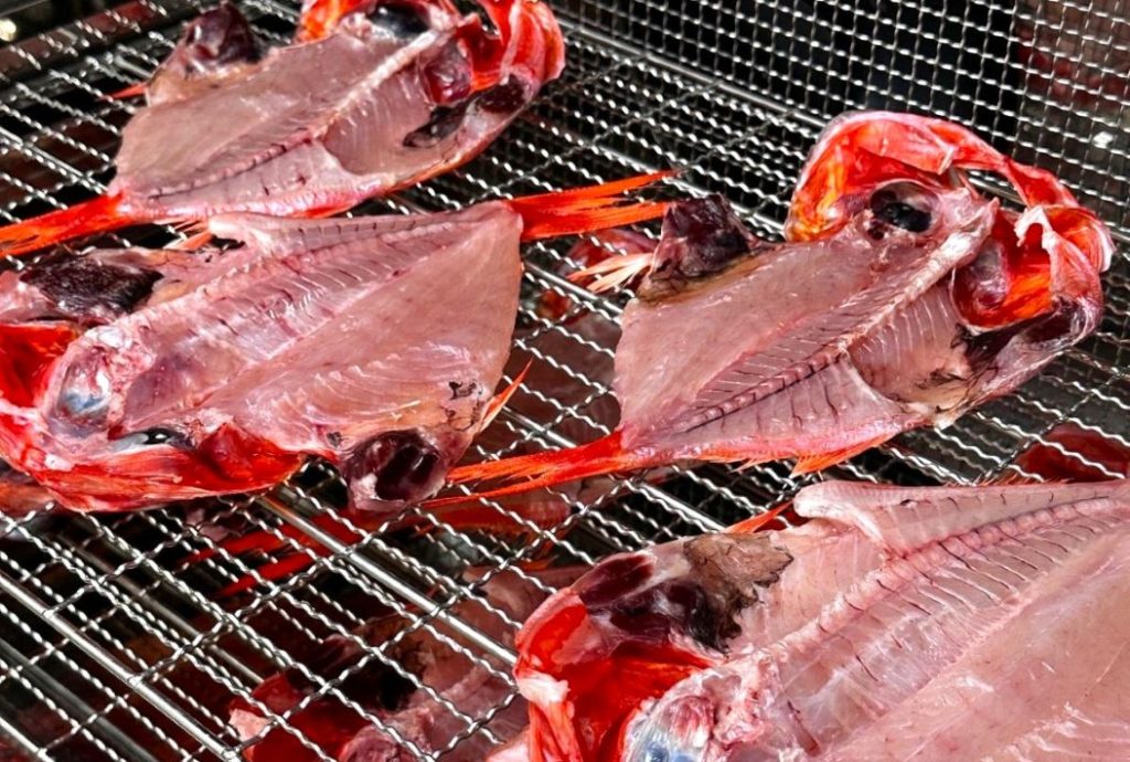 新鮮なキンメダイを、１枚ずつ丁寧に干物に仕上げます