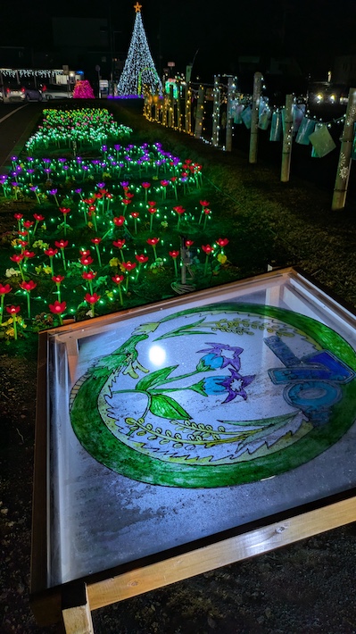 恒例のイルミネーションで町制70周年を祝う JR安食駅前の冬の明かり