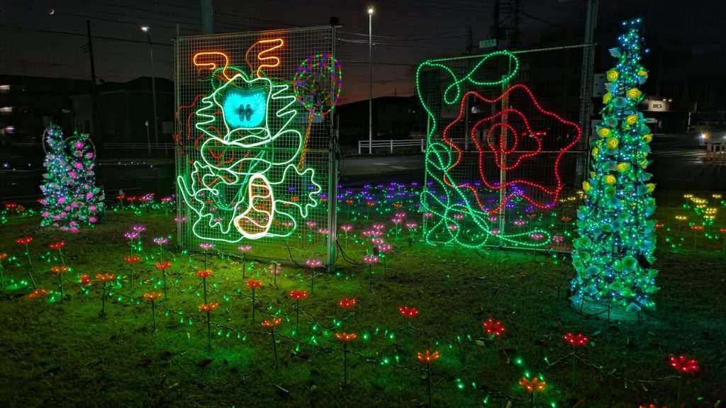 恒例のイルミネーションで町制70周年を祝う JR安食駅前の冬の明かり