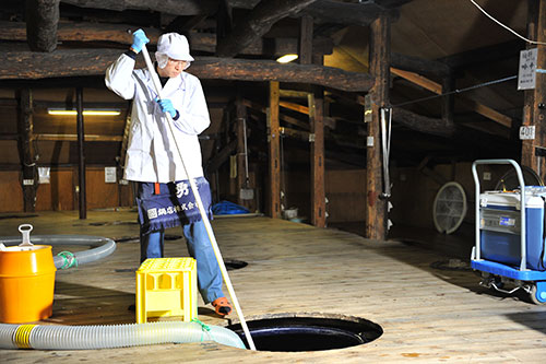 櫂棒でかき混ぜてる様子