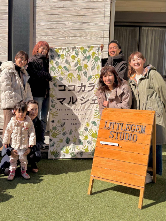 川崎さん夫妻（後列）、第1回から運営に携わる澤村歩さん（左端）