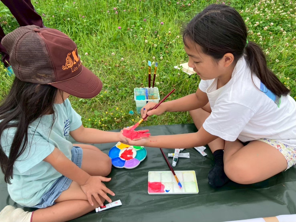 「プレーパーク」でのペイント遊び。汚れてもいい服装で参加を!