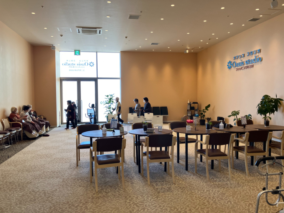 店内は暖色のライトがつき、和気あいあいとした雰囲気