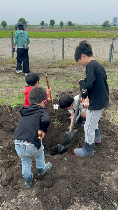 子どもと一緒に農業体験。土遊びエリアもあり