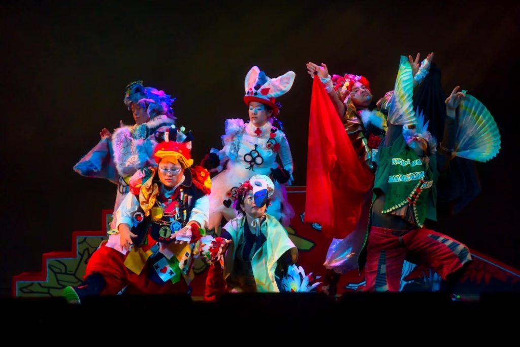 ステージでは演劇パフォーマンスも