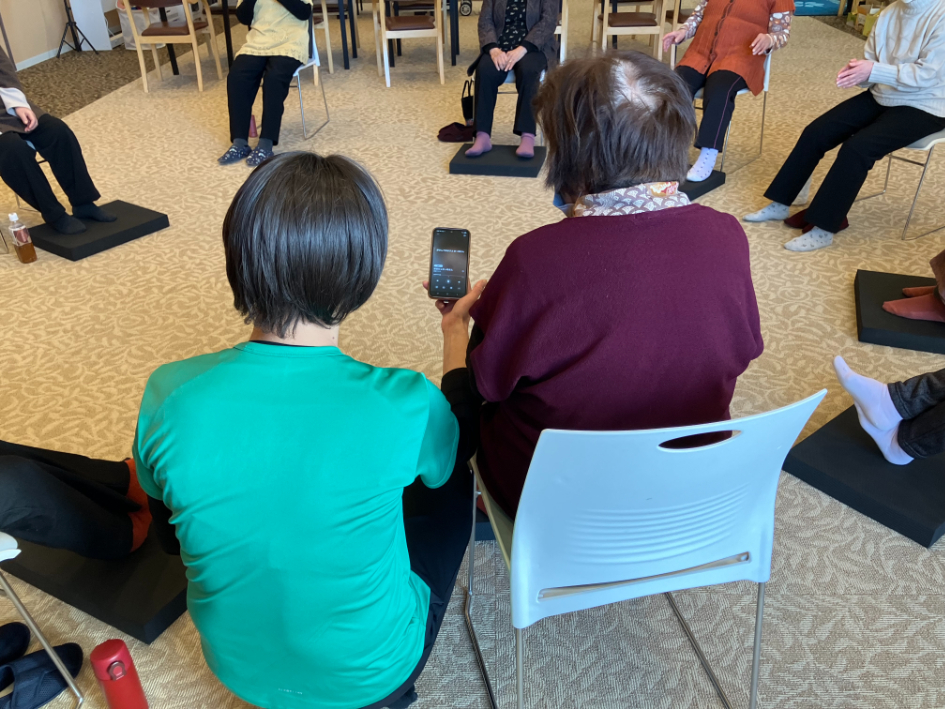 利用者さんの希望で流す音楽を決める。こうしたやりとりも楽しさの一つ