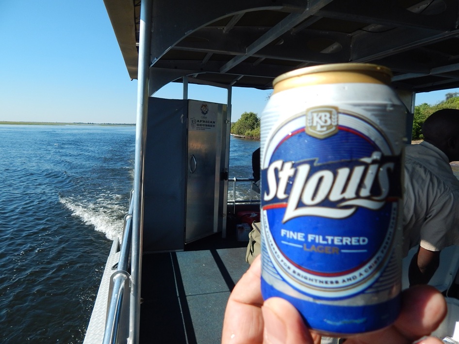 チョベ川のボートサファリを堪能し、船上でボツワナの国産ビール、セントルイスビールを飲んだ