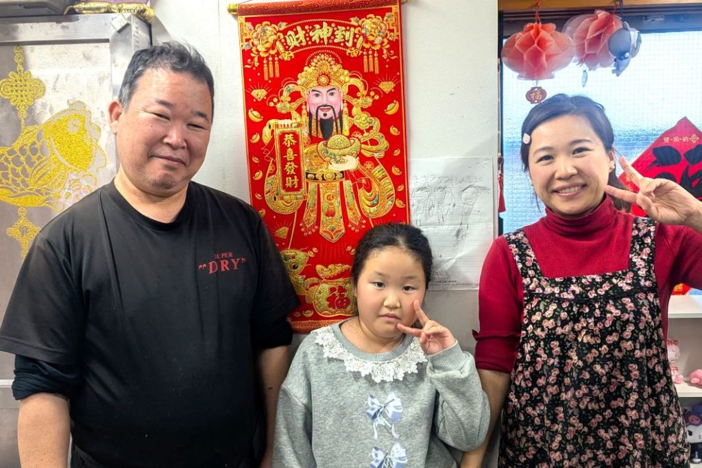 東北麻辣燙 織田(おりた)正広(まさひろ)さん(左)。娘さんと奥様と一緒に