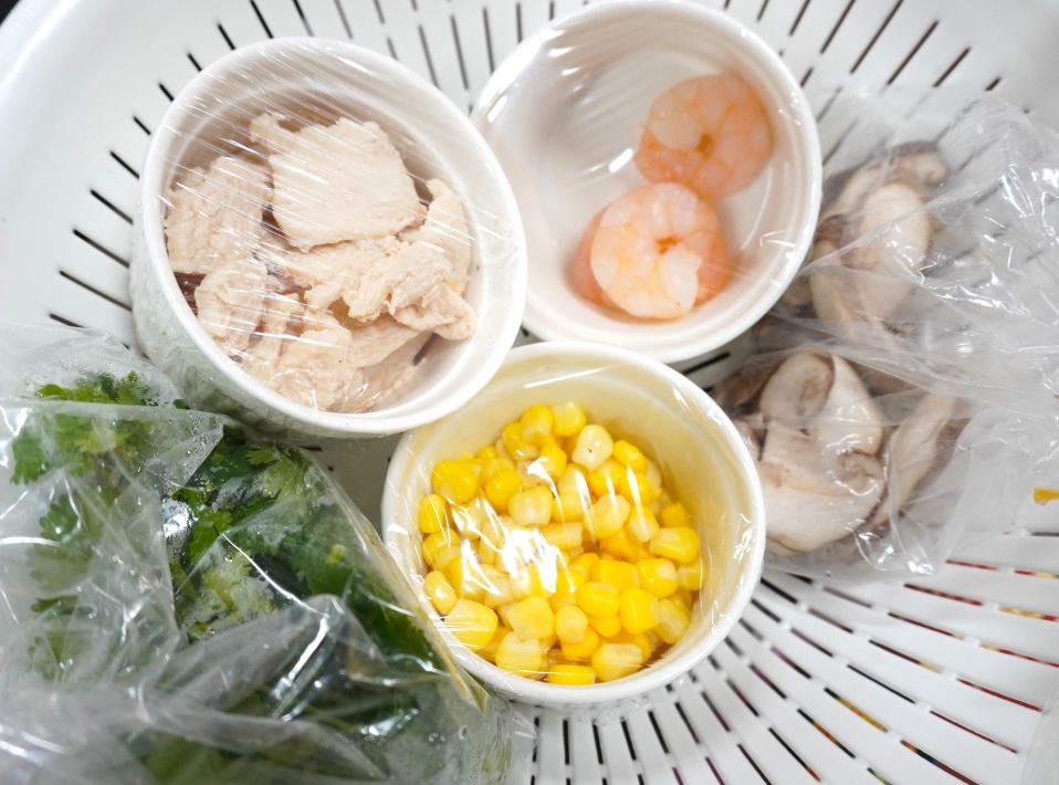 東北麻辣燙 エビ、シイタケ、コーン、パクチーなどをチョイス。おいしくなあれ♪