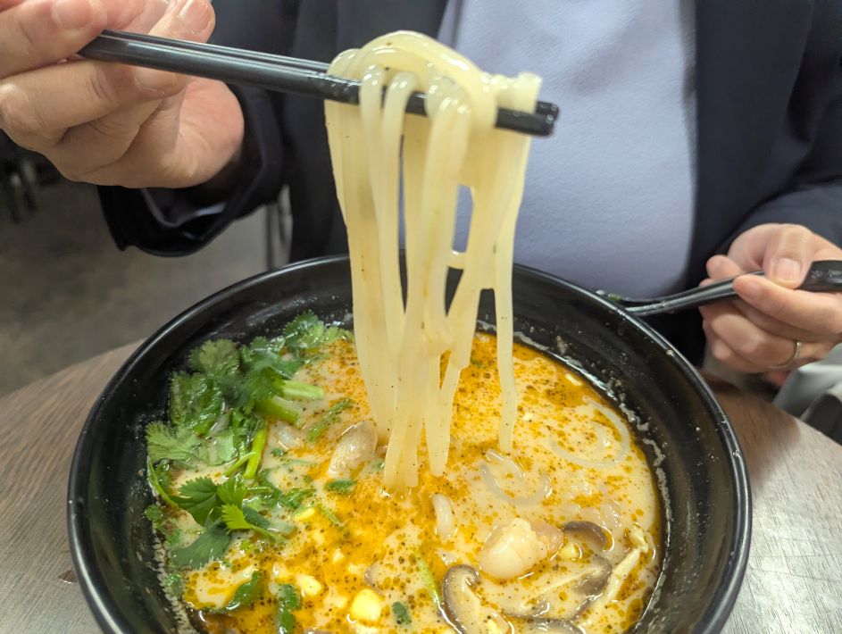 東北麻辣燙 筆者は小麦麺をチョイス。ごま風味のスープがまろやかでくせになりそう!