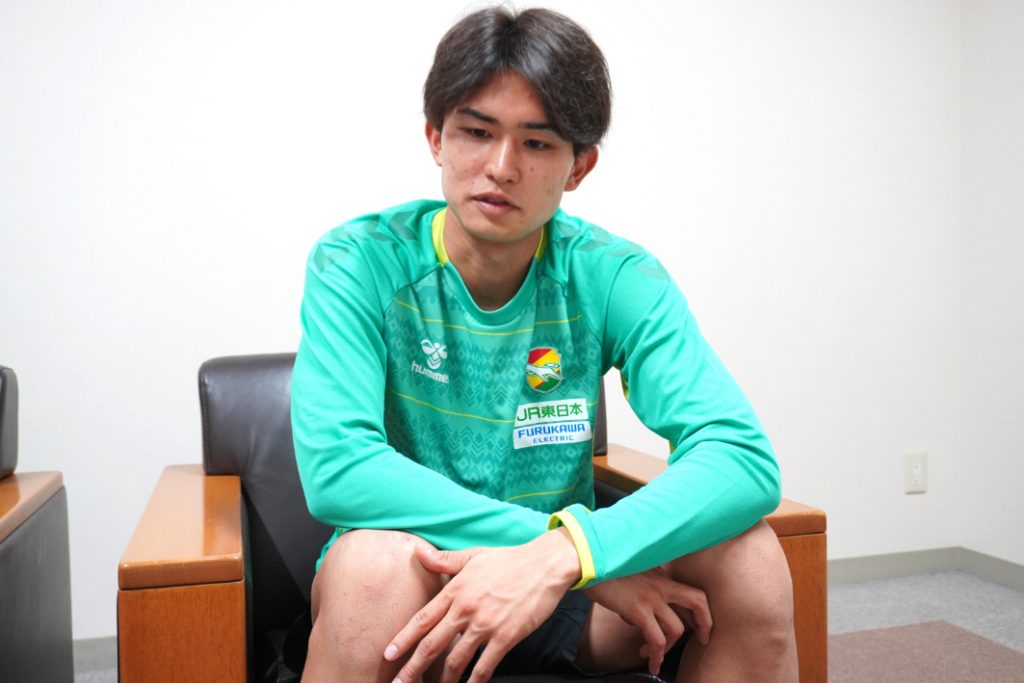 実は大のネコ好きで、実家のネコが癒やしだとか