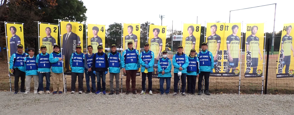 柏レイソルを応援する人たち ずらりと並んだのぼり旗と、レイソル後援会ボランティア部会のメンバー