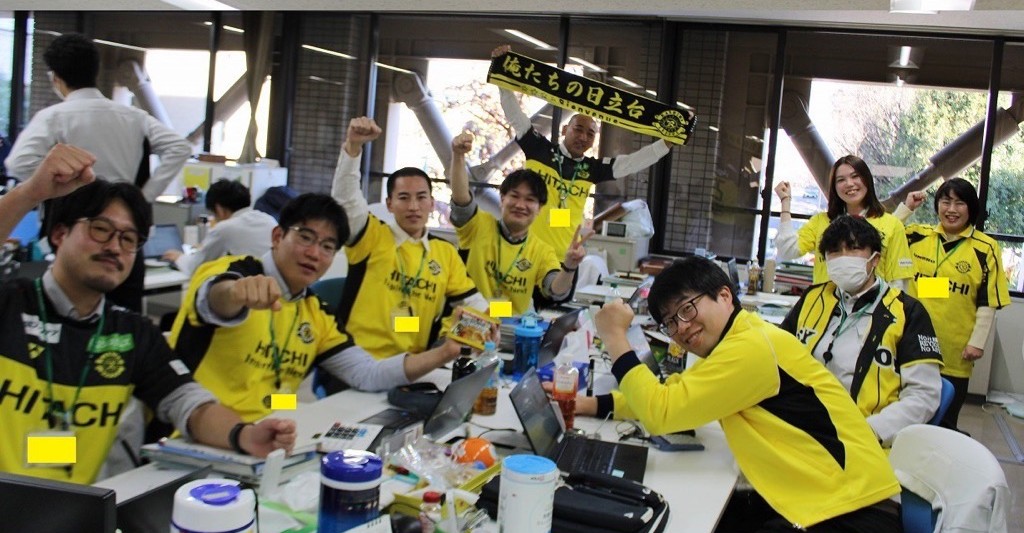 柏レイソルを応援する人たち 2025年シーズン最終節の前日(12月5日)、ユニフォーム姿で盛り上げる柏市スポーツ課の職員たち