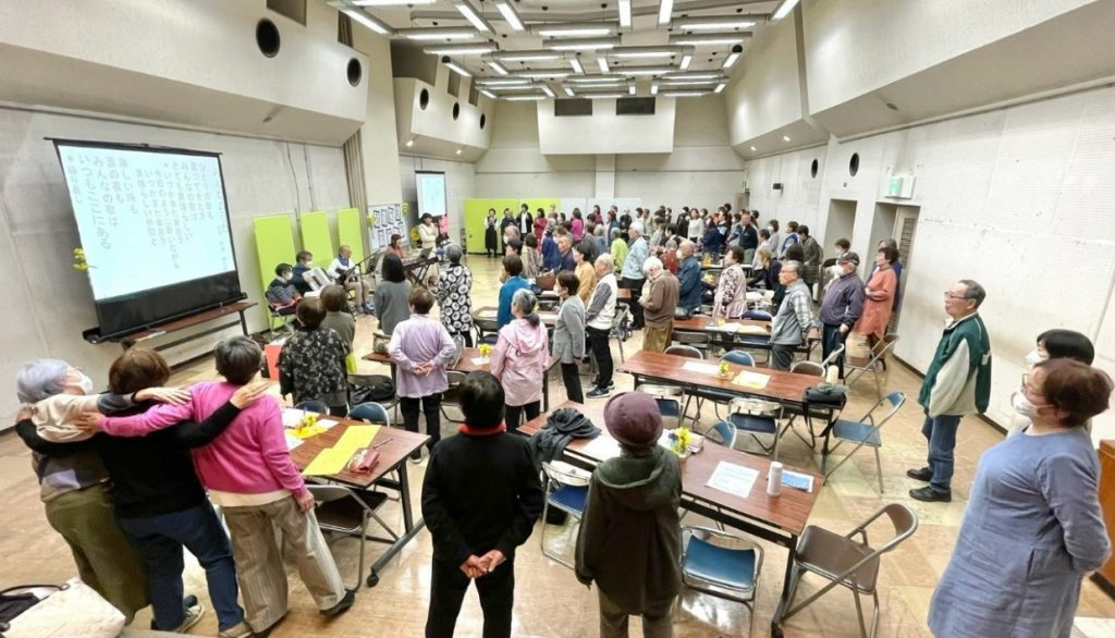 スクリーンに歌詞を出してみんなで歌います(2025年3月、野田市中央公民館で)
