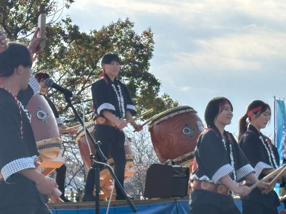 さまざまなパフォーマンスが盛り上げます