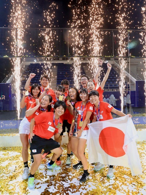 アジアカップで優勝した女子日本代表チーム(前列右から2人目が内海さん)