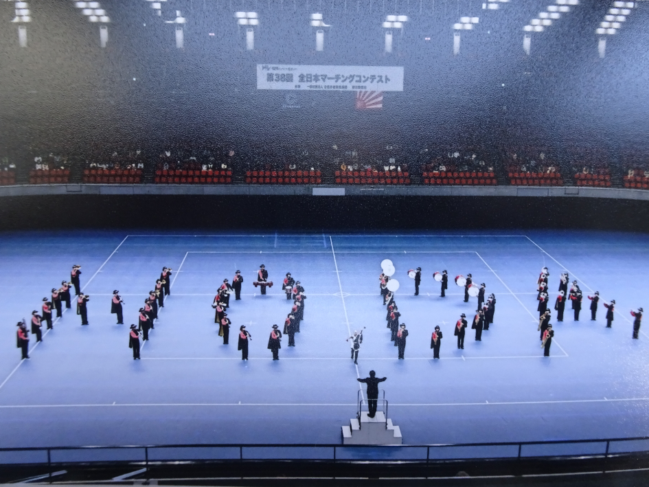 「HODA」の文字を形作ったマーチング演奏を行う法田中吹奏楽部（フォト・ライフ提供）