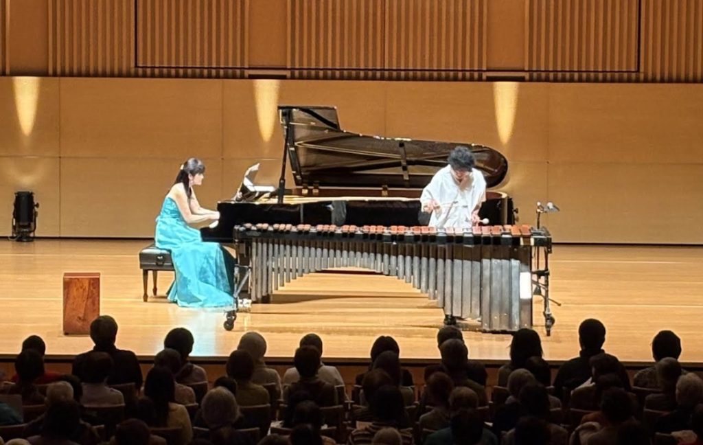 この日は自主開催の「ふれあいホール・スプリングコンサート」。マリンバとピアノの澄んだ響きに、満員の客席が静かに耳を傾けていました