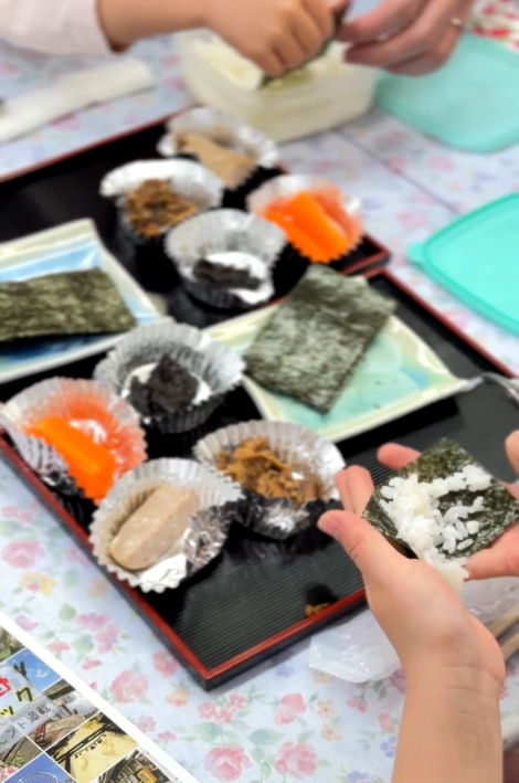海苔を使って親子でおやつ作り