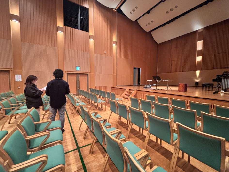 利用者や観客の満足のいくステージを作り上げるには、コミュニケーションが全て。本番前のリハーサルの仕込みの段階でていねいにヒアリングします