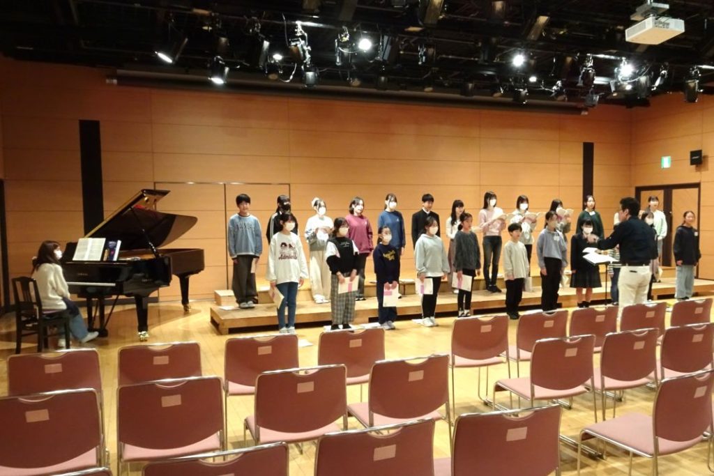 船橋さざんか少年少女合唱団 榊原哲さんの指導で美しいハーモニーを奏でる船橋さざんか少年少女合唱団(左は石井綾さん)