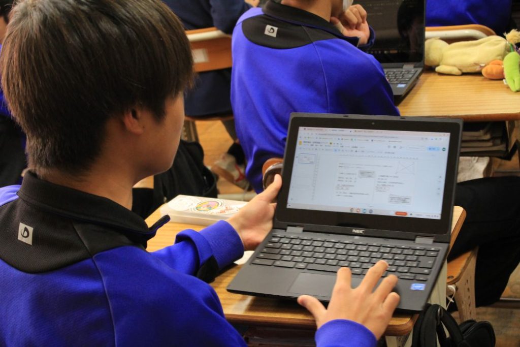 公立中学校で生成AIを授業で使用　船橋市立飯山満中学校の活用事例　生徒はパソコンで問題を解く