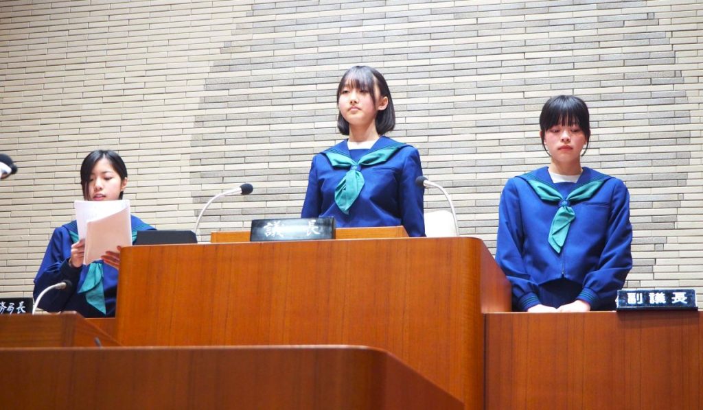 令和7年度八街っ子夢議会　緊張の面持ちの（左から）事務局長、議長、副議長