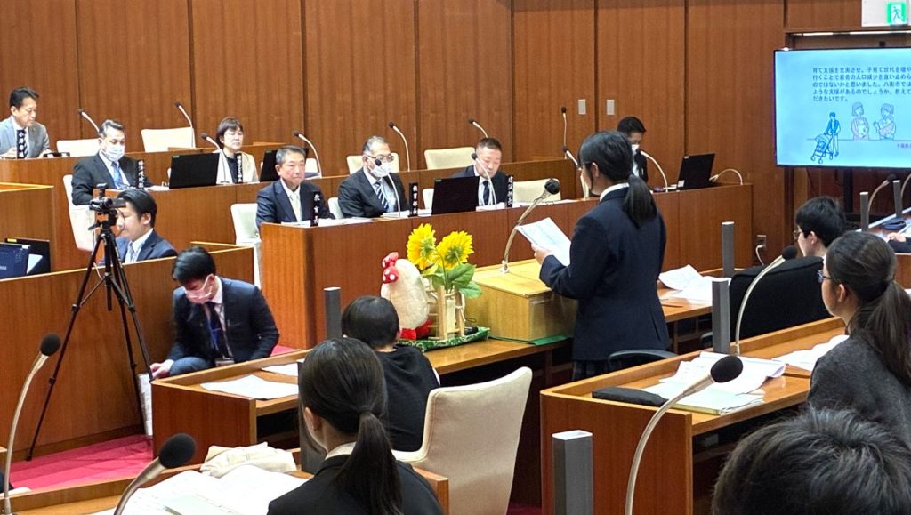 令和7年度八街っ子夢議会　質問席で堂々と発言