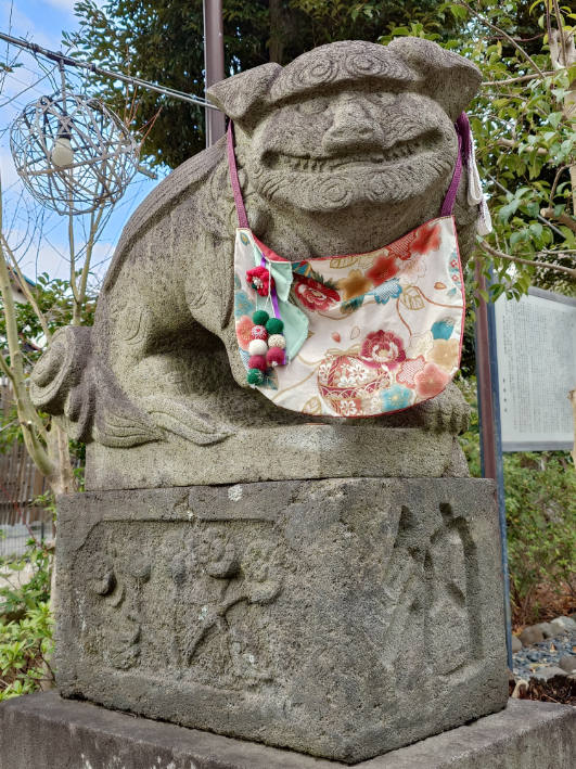 アイーン狛犬と親しまれている参道の狛犬