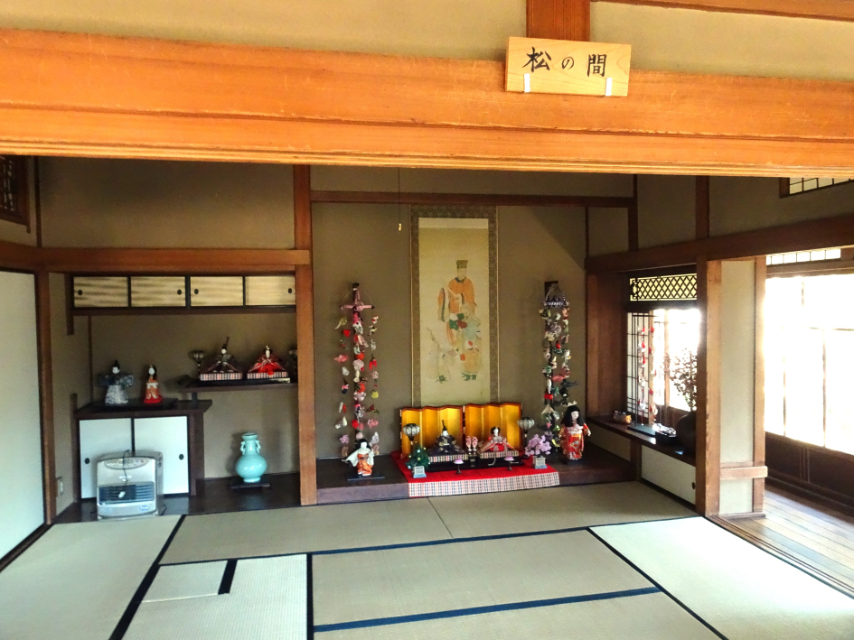 名人戦の対局が行われる野田市市民会館の松の間。床の間を背に藤井名人、手前に糸谷八段、右側に立会人が座る