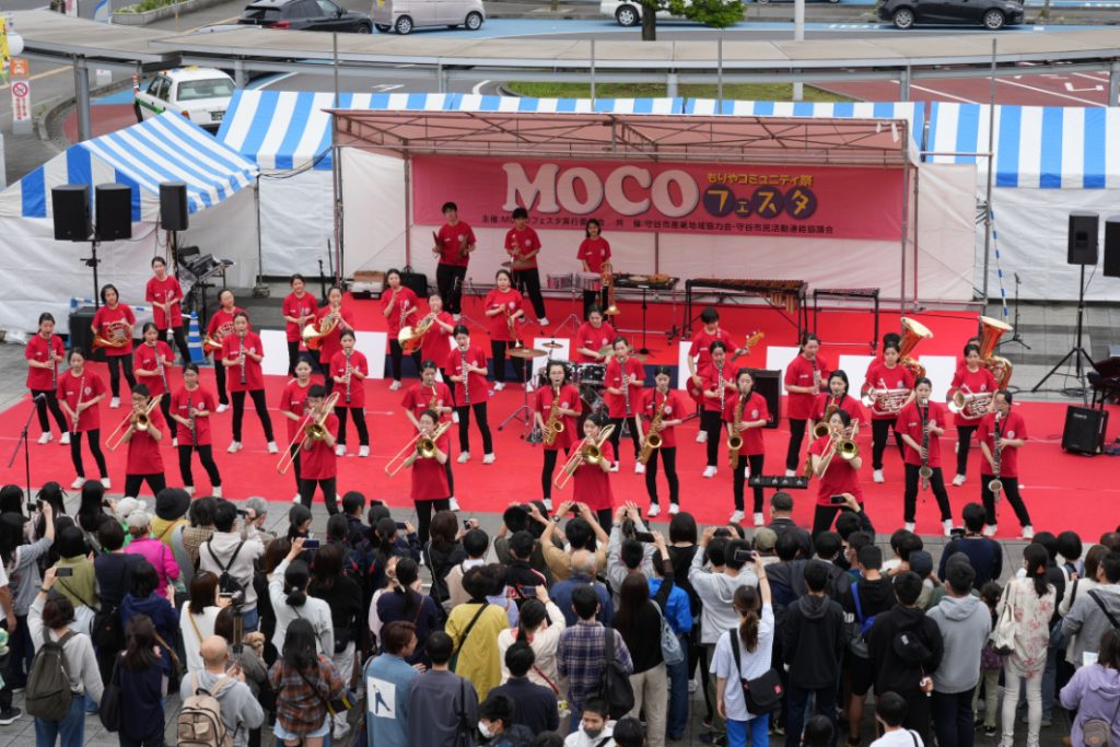 市内中学校吹奏楽部の演奏は見どころの一つ