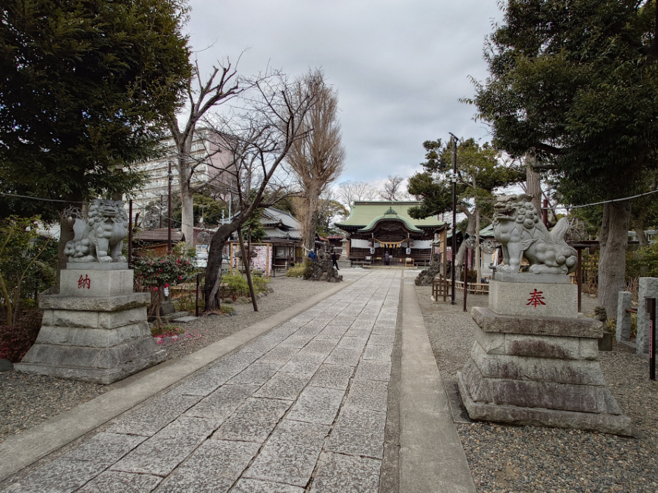 参道から本堂を望む