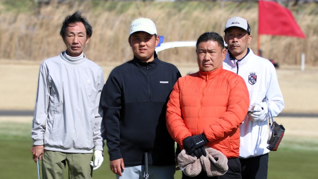 香川さん（左から２人目）を支える「チーム友」のスタッフ。香川さんの右隣が父親の正宏さん