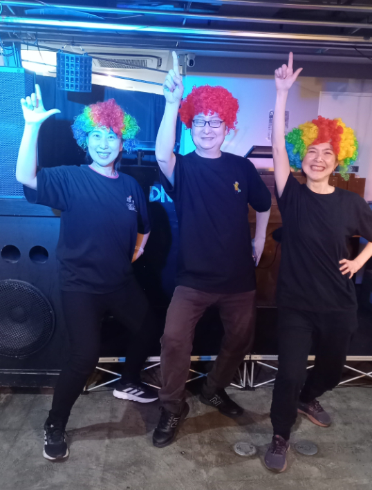 運営メンバーはアフロヘアー（左が國府田さん）