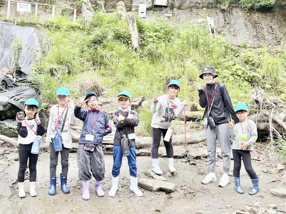 チバニアンの「ゴールデンスパイク」を前に記念撮影