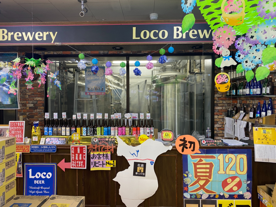 シモアールユーカリが丘店の店内。窓ガラス越しに醸造所が見える