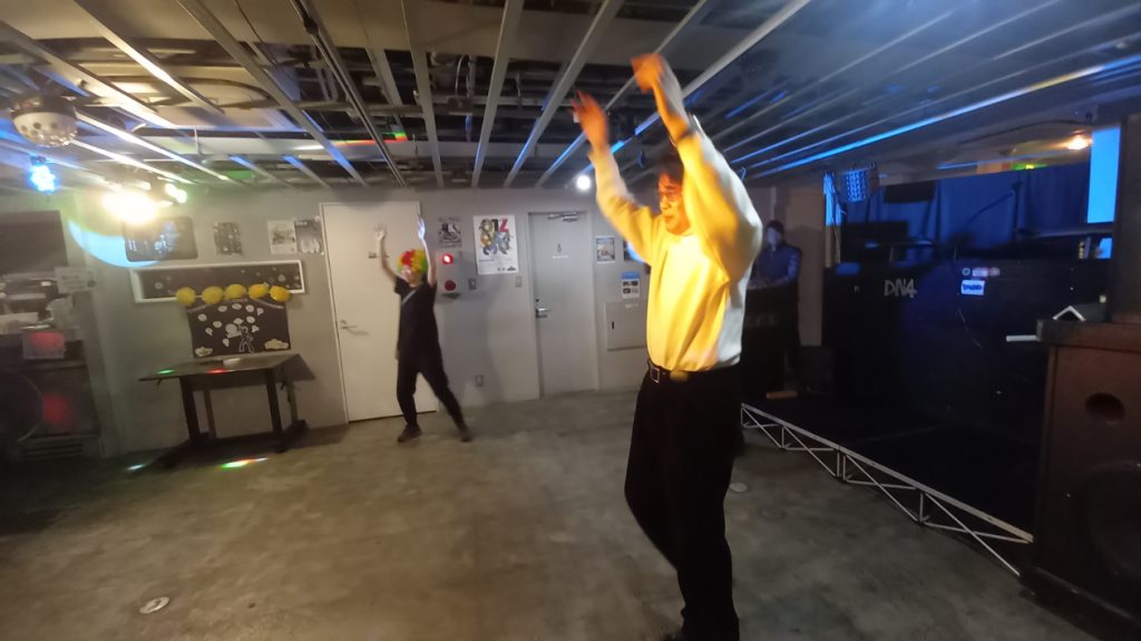 オリジナルダンスFIFTIXを踊る参加者