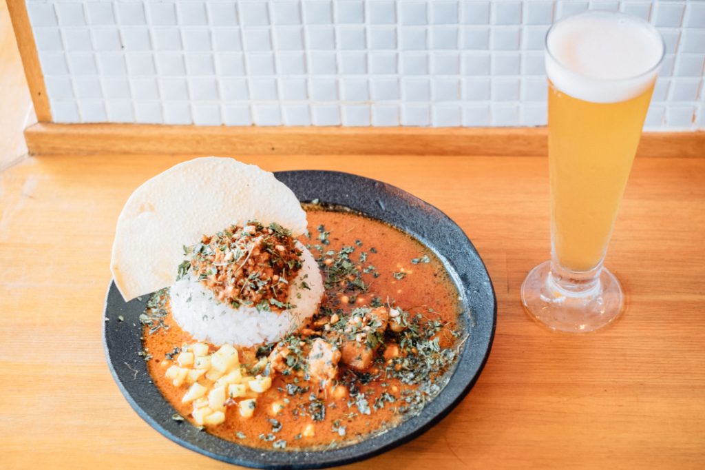 スパイス料理などのフードメニューも充実