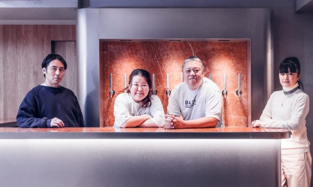 （左から）林洋介さん（内装設計）、新保朋子さん(黄金湯店主）、新保卓也さん（有限会社金沢浴場 代表取締役）、高橋理子さん（ブランディング/クリエイティブディレクション）