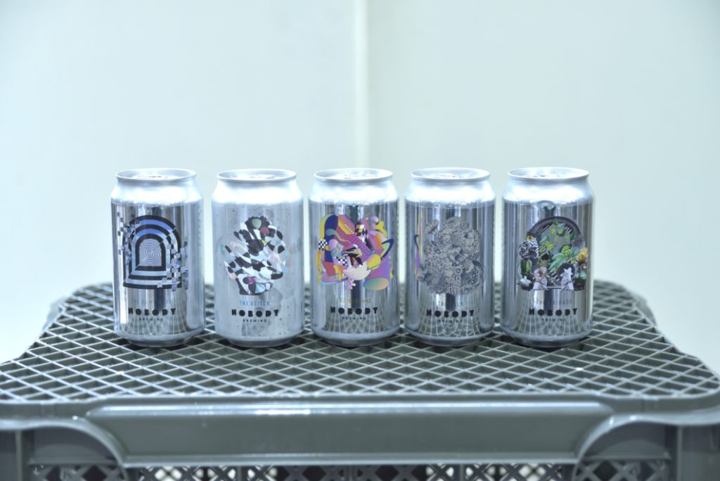 IPAやサワーエールを中心に、ひのきやずんだ、フルーツなどを用いた実験的で「刺さる人には深く刺さる」ビールを製造