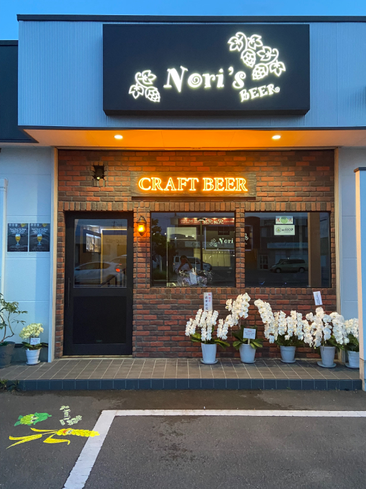 スタイリッシュな外観。店内には大型モニターも設置