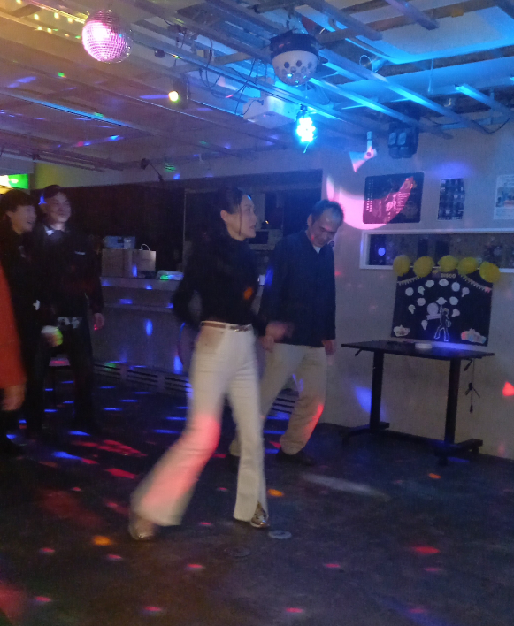 懐かしのダンスミュージックで自由にダンス