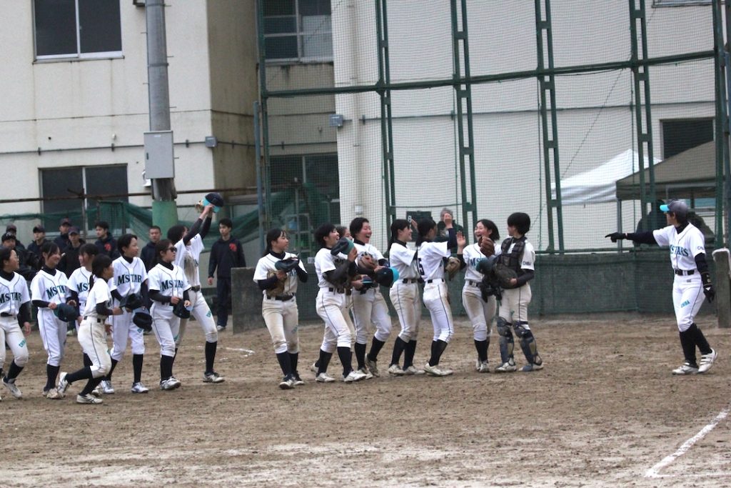 女子軟式野球「千葉マリンスターズヤング」　男子チーム参加の大会に初出場の女子チームが優勝の快挙