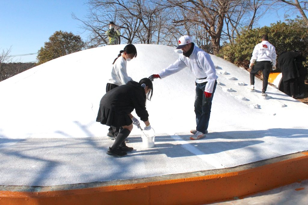 柏市立柏第四小学校で児童と一緒に遊具を塗り替え　NPO法人塗魂ペインターズ