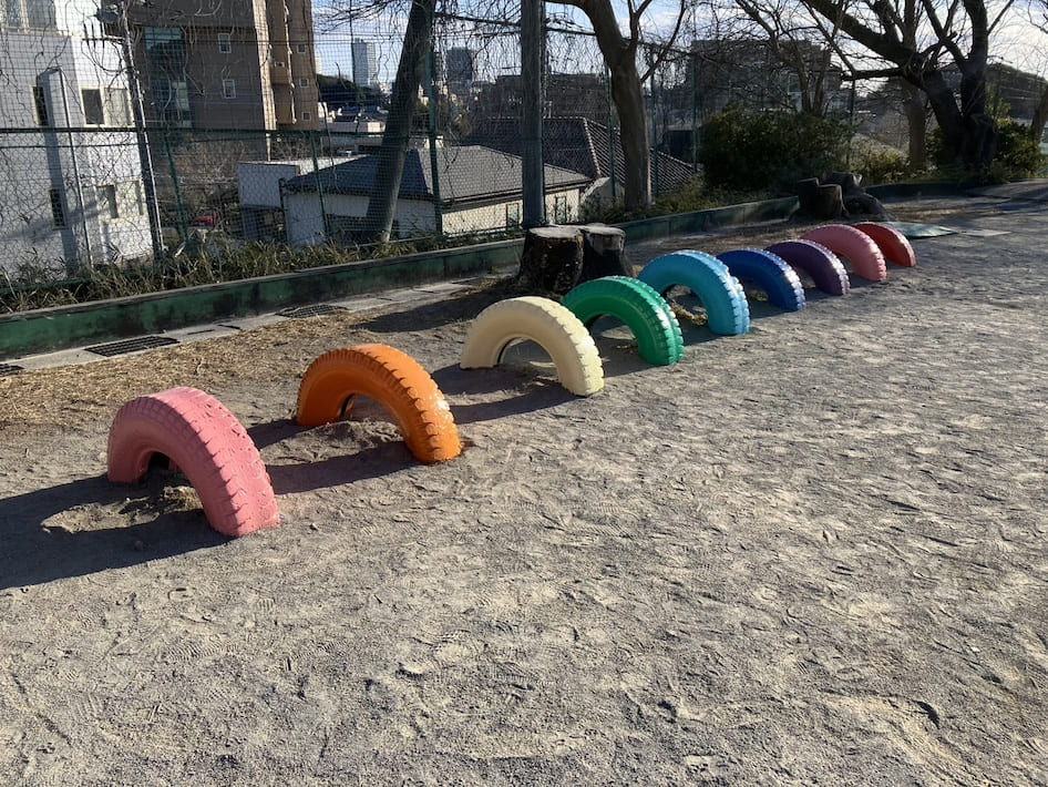 柏市立柏第四小学校で児童と一緒に遊具を塗り替え　NPO法人塗魂ペインターズ