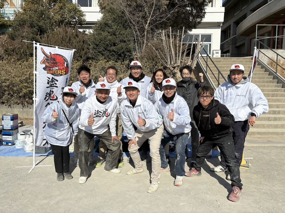 柏市立柏第四小学校で児童と一緒に遊具を塗り替え　NPO法人塗魂ペインターズ