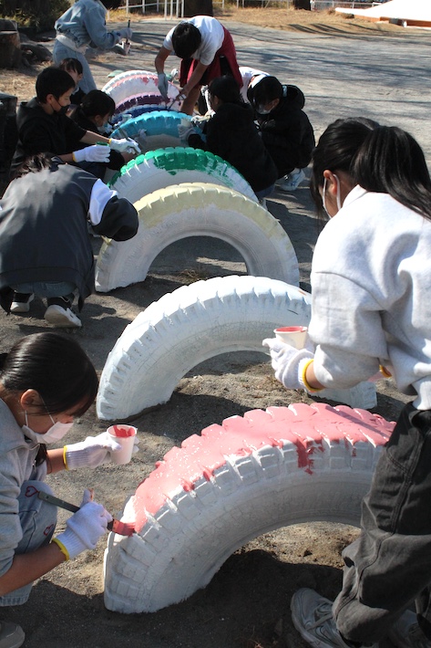柏市立柏第四小学校で児童と一緒に遊具を塗り替え　NPO法人塗魂ペインターズ